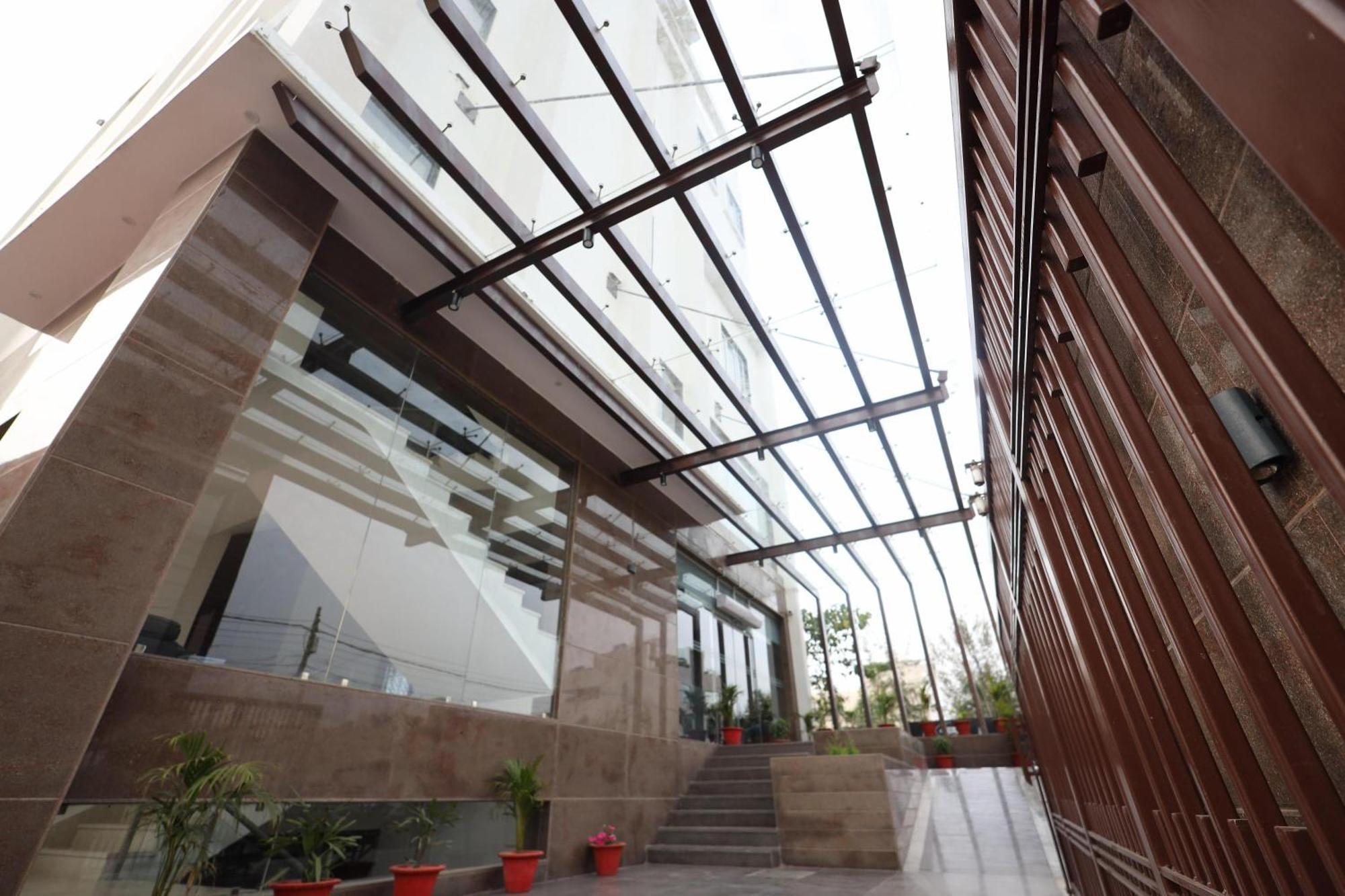 The Royal Legacy Otel Lucknow Dış mekan fotoğraf