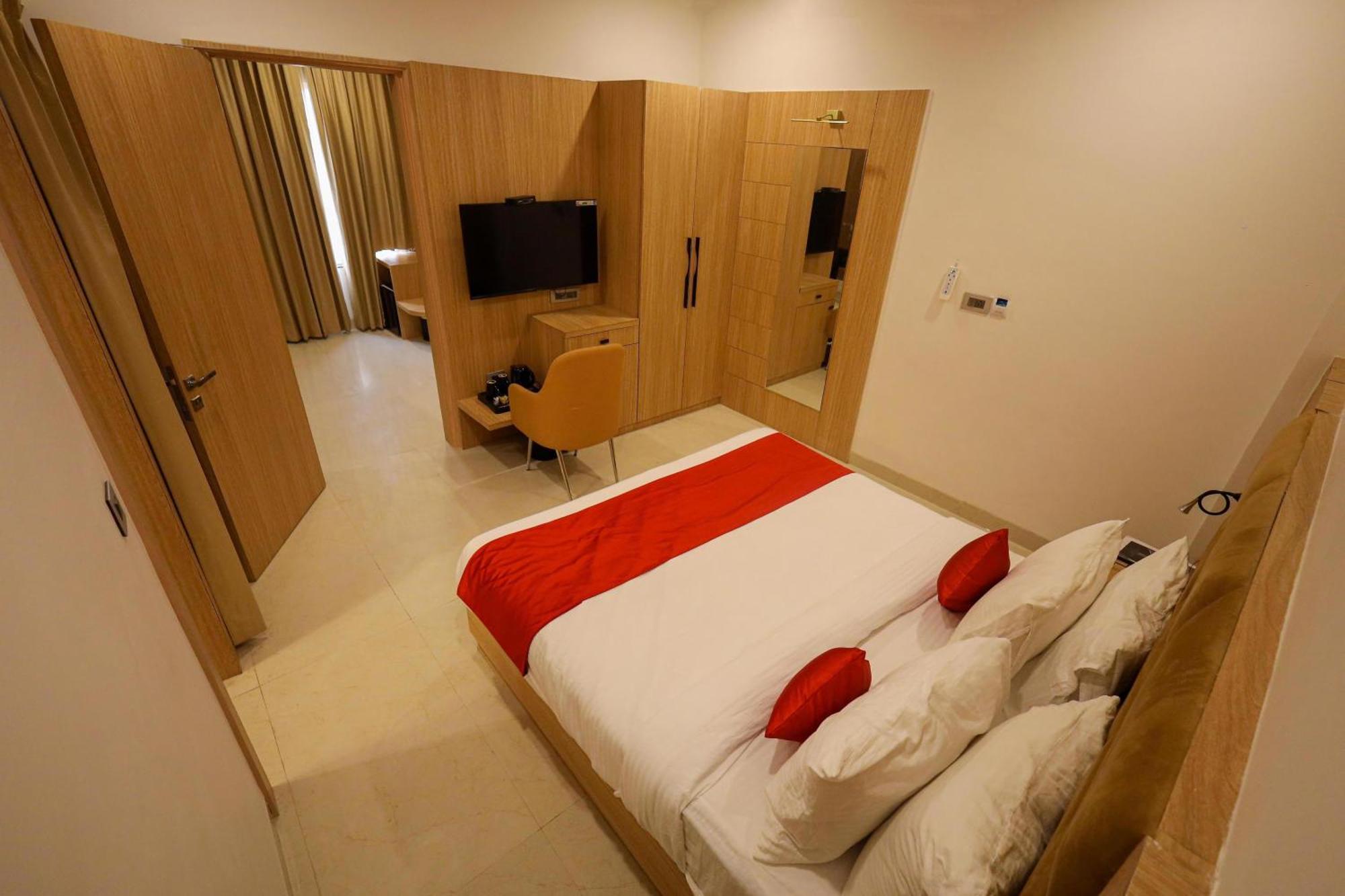 The Royal Legacy Otel Lucknow Dış mekan fotoğraf