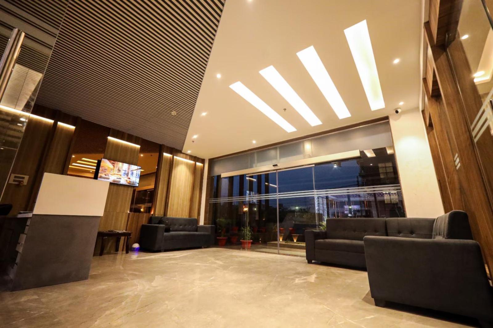 The Royal Legacy Otel Lucknow Dış mekan fotoğraf