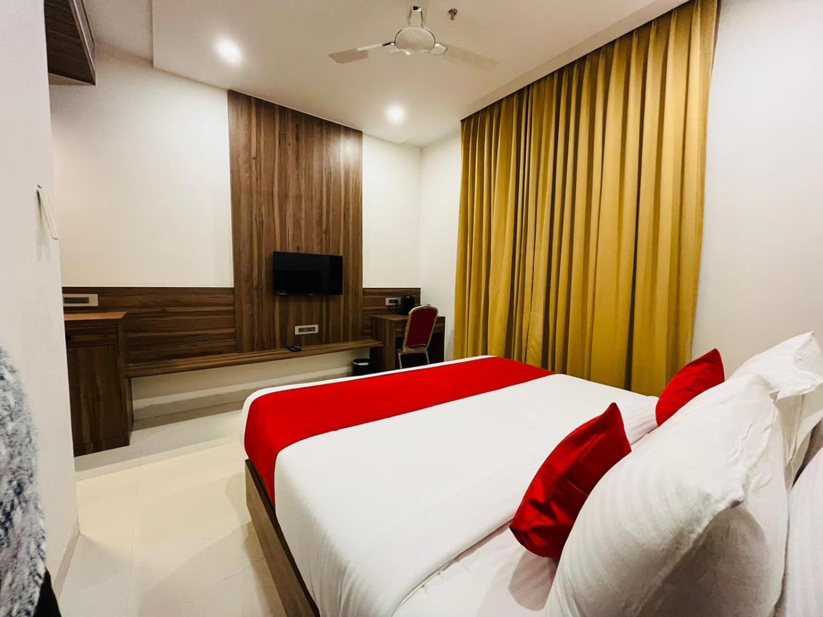 The Royal Legacy Otel Lucknow Dış mekan fotoğraf