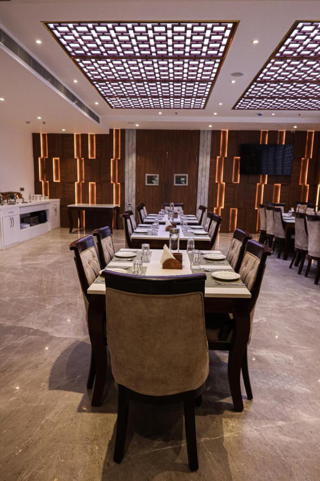 The Royal Legacy Otel Lucknow Dış mekan fotoğraf