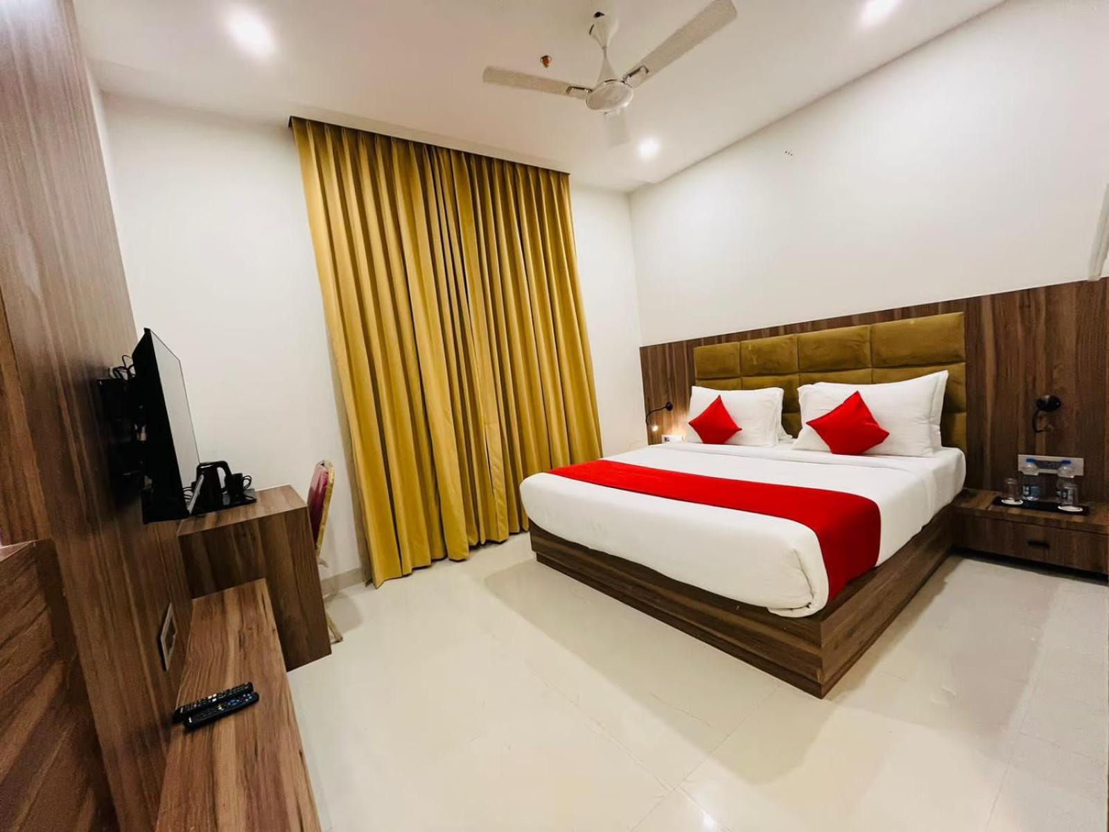 The Royal Legacy Otel Lucknow Dış mekan fotoğraf