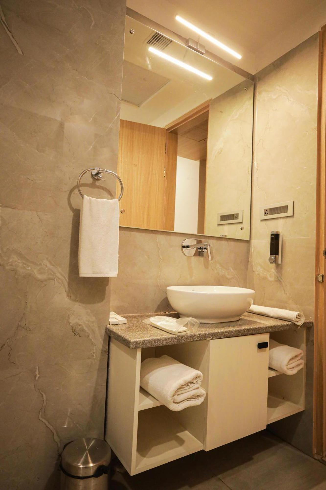 The Royal Legacy Otel Lucknow Dış mekan fotoğraf